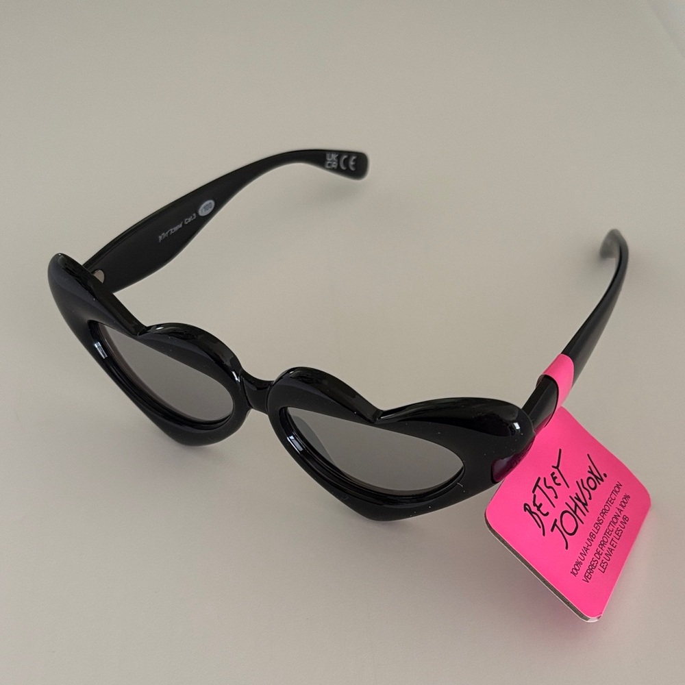 ☀️Betsey Johnson Black Heart Sunglasses 🕶️ - Picture 2 of 4